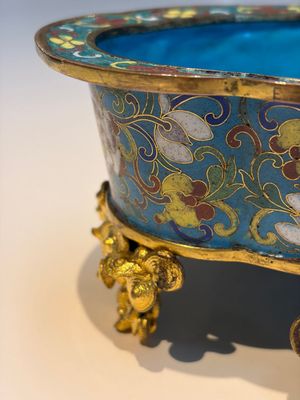 A Chinese cloisonné quatrefoil jardinière with later European-mounted feet, 18/19th C. — photo 6
