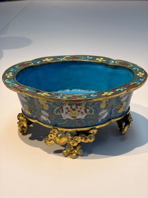 A Chinese cloisonné quatrefoil jardinière with later European-mounted feet, 18/19th C. — photo 9