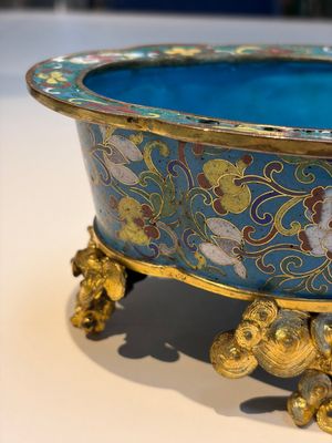 A Chinese cloisonné quatrefoil jardinière with later European-mounted feet, 18/19th C. — photo 10