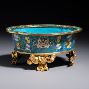 A Chinese cloisonné quatrefoil jardinière with later European-mounted feet, 18/19th C. — photo 1