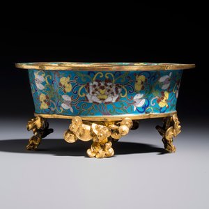 A Chinese cloisonné quatrefoil jardinière with later European-mounted feet, 18/19th C. — photo 2