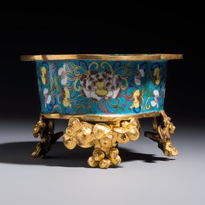 A Chinese cloisonné quatrefoil jardinière with later European-mounted feet, 18/19th C. — photo 3