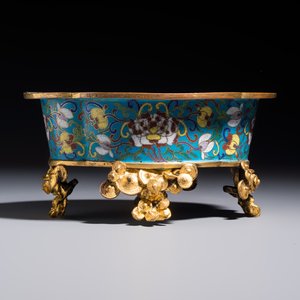 A Chinese cloisonné quatrefoil jardinière with later European-mounted feet, 18/19th C. — photo 4