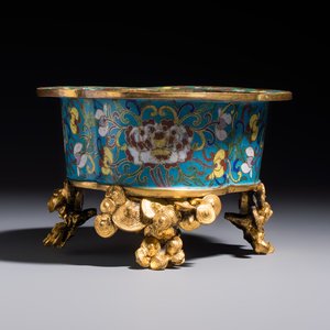 A Chinese cloisonné quatrefoil jardinière with later European-mounted feet, 18/19th C. — photo 5