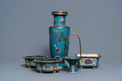 A Chinese cloisonné rouleau vase and four jardinières, 19/20th C.