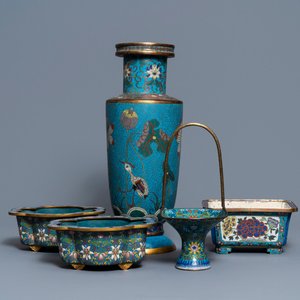 A Chinese cloisonné rouleau vase and four jardinières, 19/20th C. — photo 1