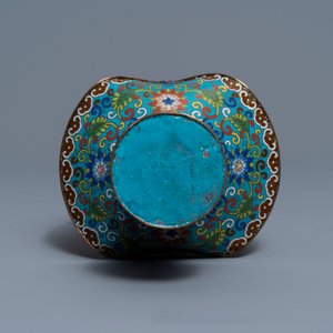 A Chinese cloisonné rouleau vase and four jardinières, 19/20th C. — photo 13
