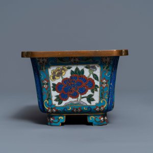 A Chinese cloisonné rouleau vase and four jardinières, 19/20th C. — photo 15