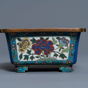 A Chinese cloisonné rouleau vase and four jardinières, 19/20th C. — photo 16