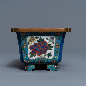 A Chinese cloisonné rouleau vase and four jardinières, 19/20th C. — photo 17