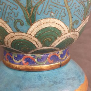 A Chinese cloisonné rouleau vase and four jardinières, 19/20th C. — photo 54