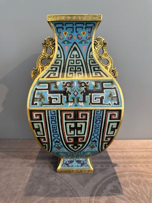 A Chinese cloisonné square archaic-style vase, Qianlong and Ren mark, 19/20th C. — photo 1