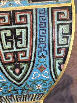 A Chinese cloisonné square archaic-style vase, Qianlong and Ren mark, 19/20th C. — photo 11