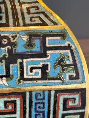 A Chinese cloisonné square archaic-style vase, Qianlong and Ren mark, 19/20th C. — photo 14
