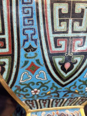 A Chinese cloisonné square archaic-style vase, Qianlong and Ren mark, 19/20th C. — photo 16