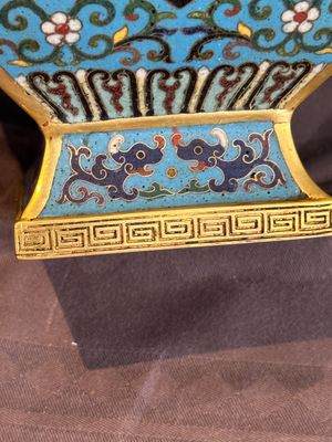 A Chinese cloisonné square archaic-style vase, Qianlong and Ren mark, 19/20th C. — photo 18