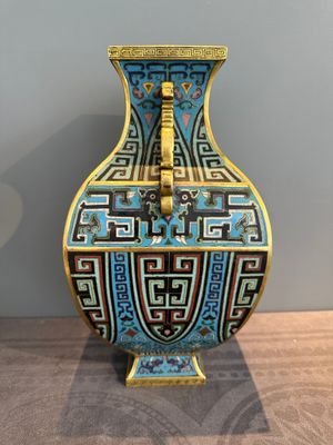 A Chinese cloisonné square archaic-style vase, Qianlong and Ren mark, 19/20th C. — photo 2
