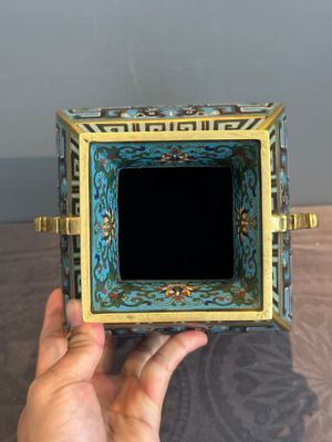 A Chinese cloisonné square archaic-style vase, Qianlong and Ren mark, 19/20th C. — photo 5