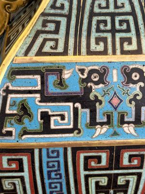 A Chinese cloisonné square archaic-style vase, Qianlong and Ren mark, 19/20th C. — photo 9