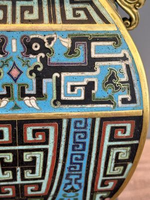 A Chinese cloisonné square archaic-style vase, Qianlong and Ren mark, 19/20th C. — photo 10