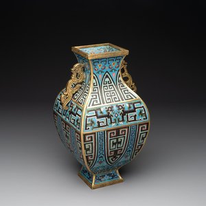 A Chinese cloisonné square archaic-style vase, Qianlong and Ren mark, 19/20th C. — photo 1
