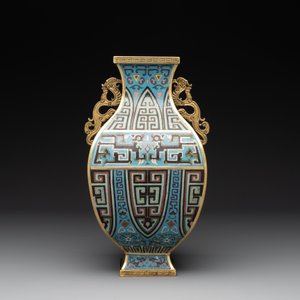 A Chinese cloisonné square archaic-style vase, Qianlong and Ren mark, 19/20th C. — photo 2