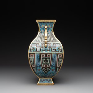 A Chinese cloisonné square archaic-style vase, Qianlong and Ren mark, 19/20th C. — photo 3