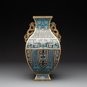 A Chinese cloisonné square archaic-style vase, Qianlong and Ren mark, 19/20th C. — photo 4