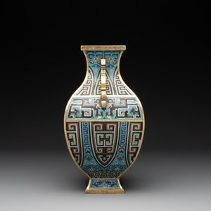 A Chinese cloisonné square archaic-style vase, Qianlong and Ren mark, 19/20th C. — photo 5