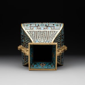 A Chinese cloisonné square archaic-style vase, Qianlong and Ren mark, 19/20th C. — photo 6