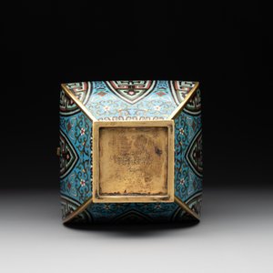 A Chinese cloisonné square archaic-style vase, Qianlong and Ren mark, 19/20th C. — photo 7