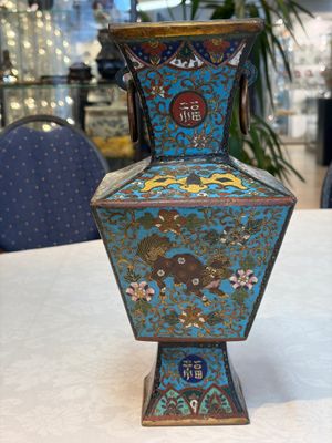 A Chinese cloisonné square 'Buddhist Lions and Antiquities' vase, Fu 福 mark, 19th C. — 照片 1