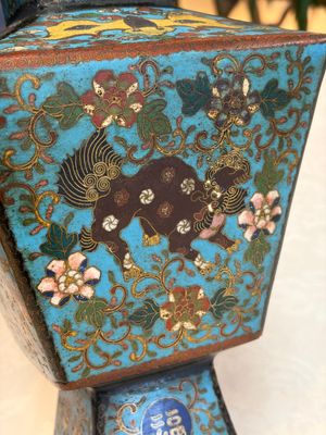 A Chinese cloisonné square 'Buddhist Lions and Antiquities' vase, Fu 福 mark, 19th C. — 照片 11