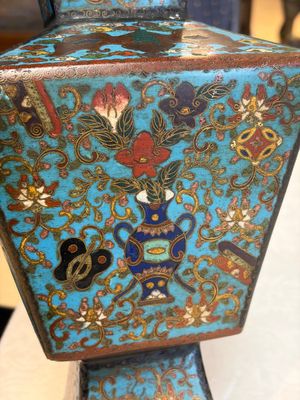 A Chinese cloisonné square 'Buddhist Lions and Antiquities' vase, Fu 福 mark, 19th C. — 照片 12