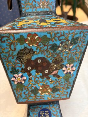 A Chinese cloisonné square 'Buddhist Lions and Antiquities' vase, Fu 福 mark, 19th C. — 照片 13