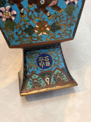 A Chinese cloisonné square 'Buddhist Lions and Antiquities' vase, Fu 福 mark, 19th C. — 照片 14