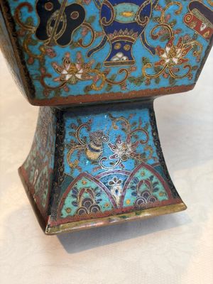 A Chinese cloisonné square 'Buddhist Lions and Antiquities' vase, Fu 福 mark, 19th C. — 照片 15