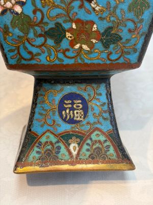 A Chinese cloisonné square 'Buddhist Lions and Antiquities' vase, Fu 福 mark, 19th C. — 照片 16