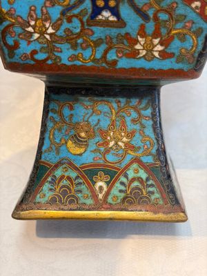 A Chinese cloisonné square 'Buddhist Lions and Antiquities' vase, Fu 福 mark, 19th C. — 照片 17
