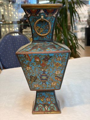 A Chinese cloisonné square 'Buddhist Lions and Antiquities' vase, Fu 福 mark, 19th C. — 照片 2