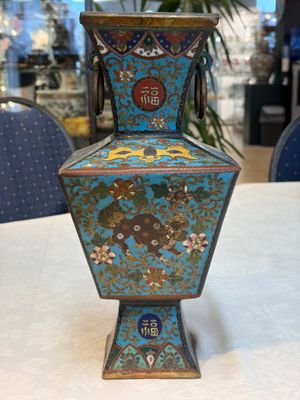 A Chinese cloisonné square 'Buddhist Lions and Antiquities' vase, Fu 福 mark, 19th C. — 照片 3