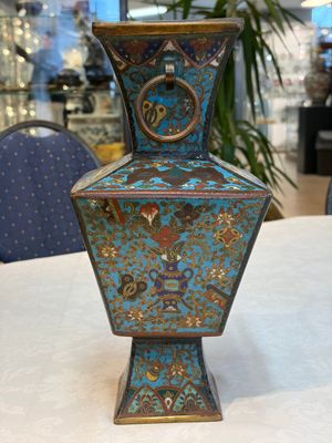 A Chinese cloisonné square 'Buddhist Lions and Antiquities' vase, Fu 福 mark, 19th C. — 照片 4