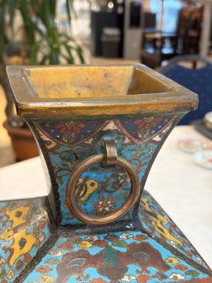 A Chinese cloisonné square 'Buddhist Lions and Antiquities' vase, Fu 福 mark, 19th C. — 照片 5