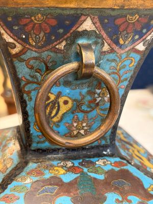 A Chinese cloisonné square 'Buddhist Lions and Antiquities' vase, Fu 福 mark, 19th C. — 照片 6