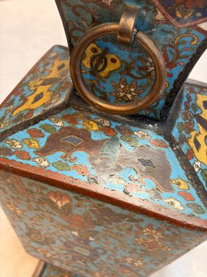 A Chinese cloisonné square 'Buddhist Lions and Antiquities' vase, Fu 福 mark, 19th C. — 照片 7