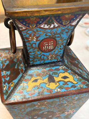 A Chinese cloisonné square 'Buddhist Lions and Antiquities' vase, Fu 福 mark, 19th C. — 照片 8