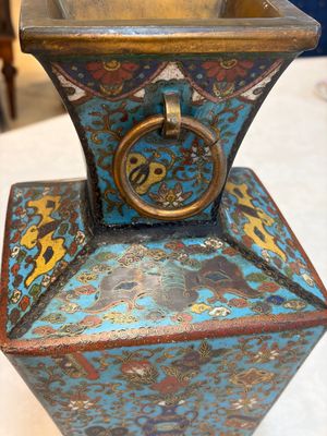 A Chinese cloisonné square 'Buddhist Lions and Antiquities' vase, Fu 福 mark, 19th C. — 照片 9
