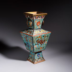 A Chinese cloisonné square 'Buddhist Lions and Antiquities' vase, Fu 福 mark, 19th C. — 照片 1