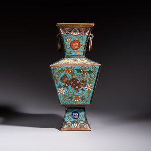 A Chinese cloisonné square 'Buddhist Lions and Antiquities' vase, Fu 福 mark, 19th C. — 照片 2
