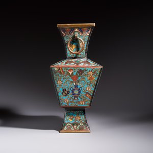 A Chinese cloisonné square 'Buddhist Lions and Antiquities' vase, Fu 福 mark, 19th C. — 照片 3